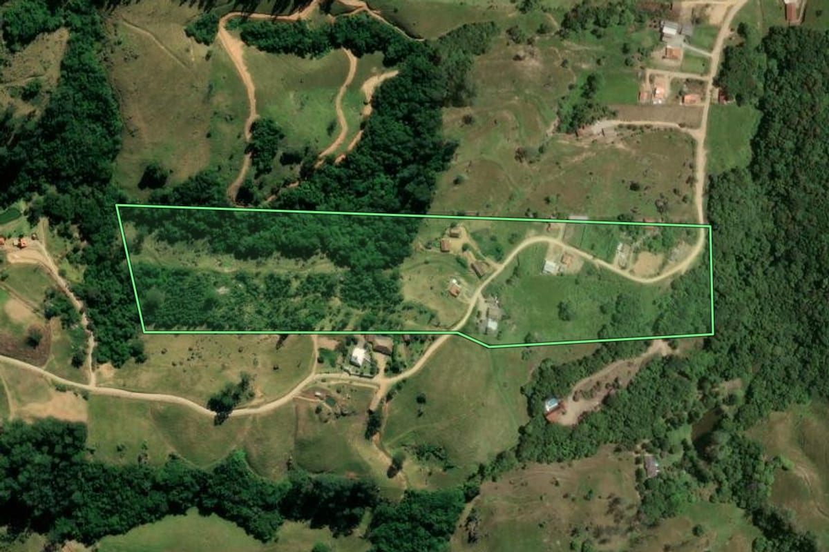Imagem de satélite do imóvel rural em Gravatal (SC), com o contorno declarado no CAR desenhado por cima.