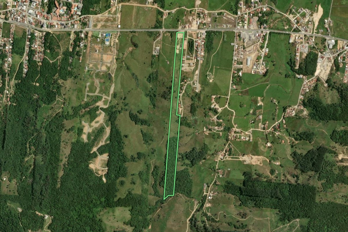 Imagem de satélite do imóvel rural em Gravatal (SC), com o contorno declarado no CAR desenhado por cima.