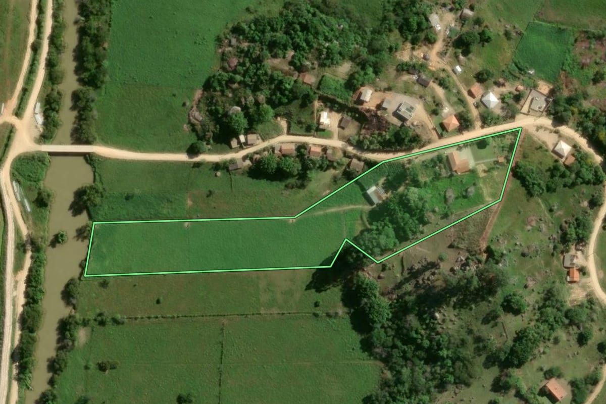 Imagem de satélite do imóvel rural em Gravatal (SC), com o contorno declarado no CAR desenhado por cima.