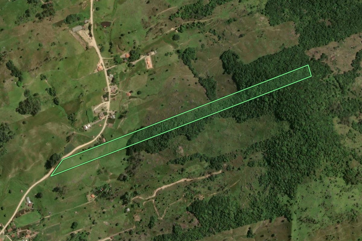 Imagem de satélite do imóvel rural em Gravatal (SC), com o contorno declarado no CAR desenhado por cima.
