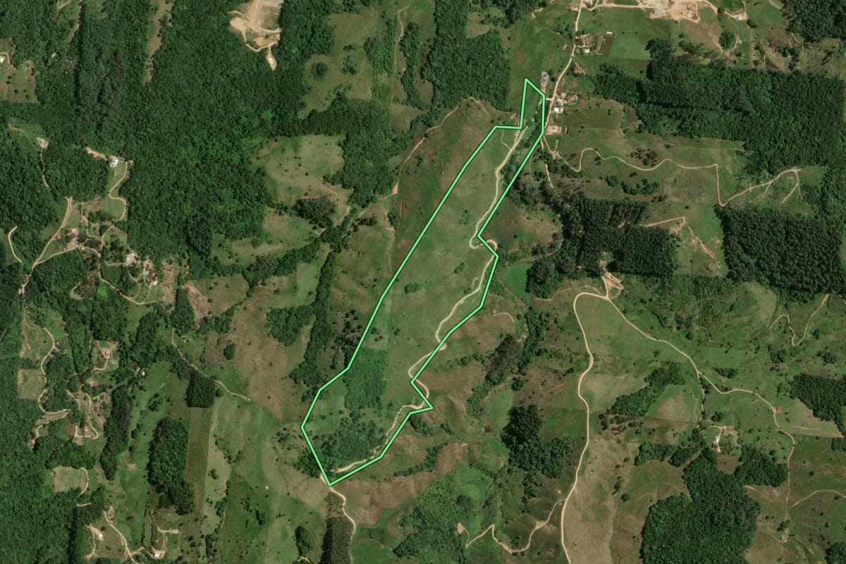Imagem de satélite do imóvel rural em Gravatal (SC), com o contorno declarado no CAR desenhado por cima.