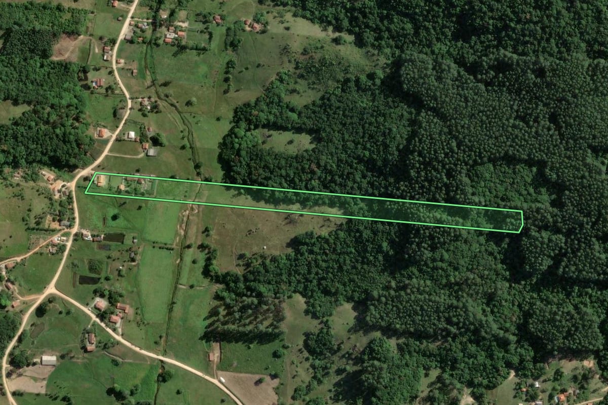 Imagem de satélite do imóvel rural em Gravatal (SC), com o contorno declarado no CAR desenhado por cima.
