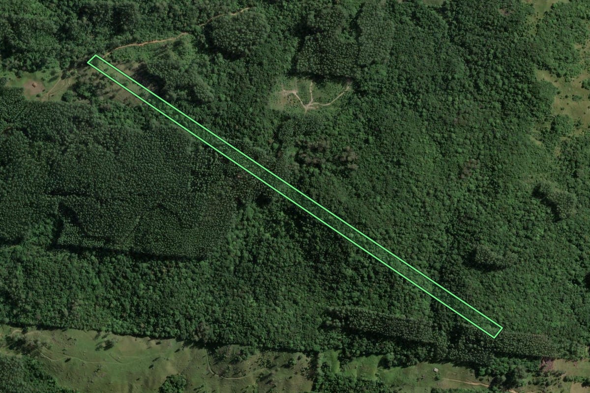 Imagem de satélite do imóvel rural em Gravatal (SC), com o contorno declarado no CAR desenhado por cima.