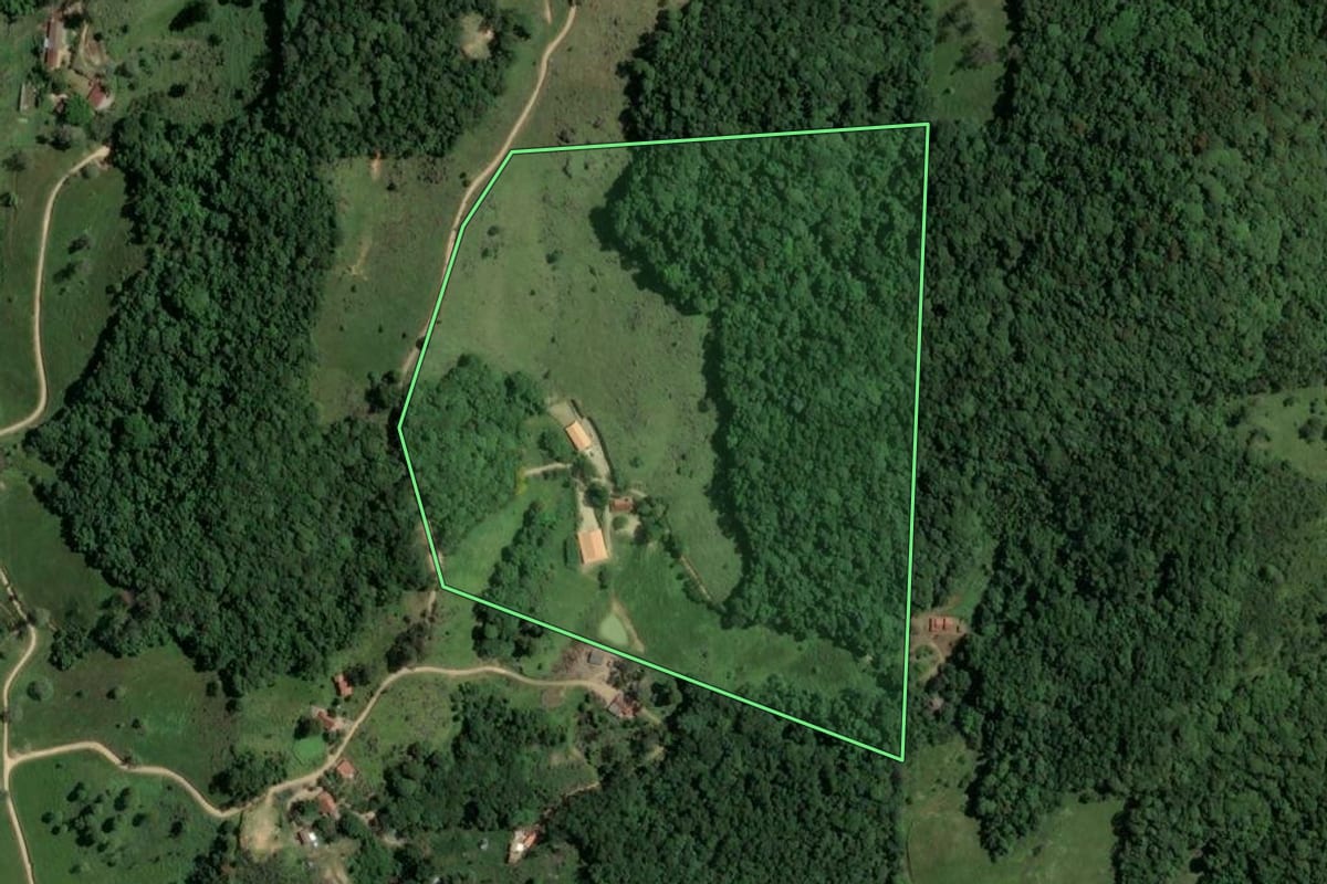 Imagem de satélite do imóvel rural em Gravatal (SC), com o contorno declarado no CAR desenhado por cima.