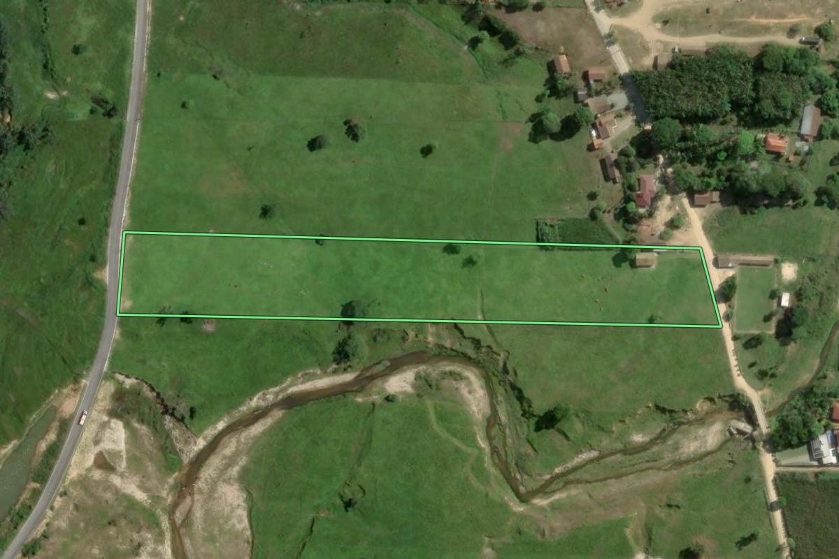 Imagem de satélite do imóvel rural em Gravatal (SC), com o contorno declarado no CAR desenhado por cima.