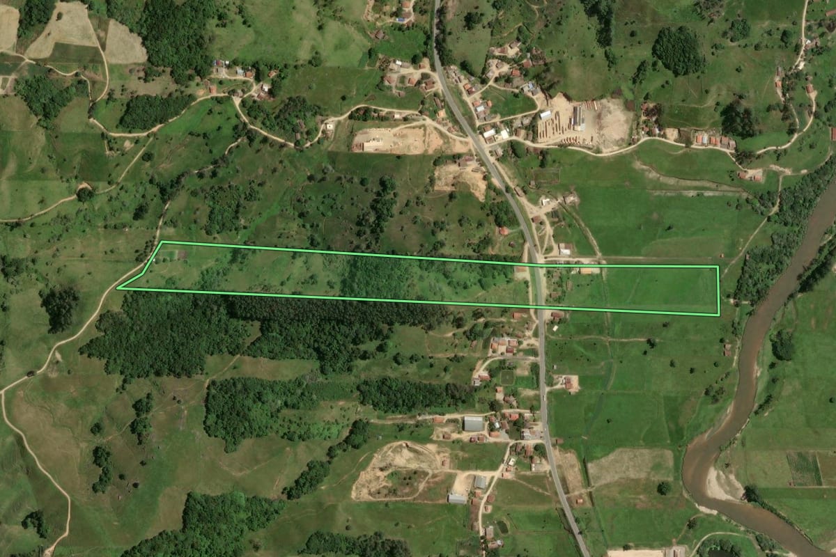 Imagem de satélite do imóvel rural em Gravatal (SC), com o contorno declarado no CAR desenhado por cima.