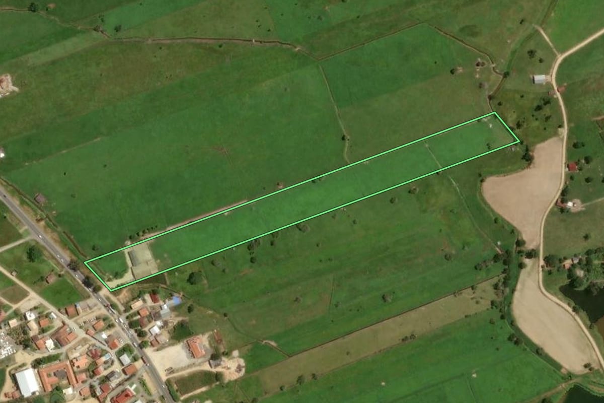 Imagem de satélite do imóvel rural em Gravatal (SC), com o contorno declarado no CAR desenhado por cima.