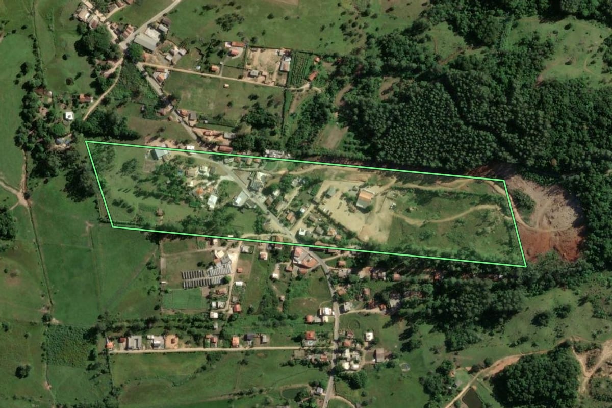 Imagem de satélite do imóvel rural em Gravatal (SC), com o contorno declarado no CAR desenhado por cima.