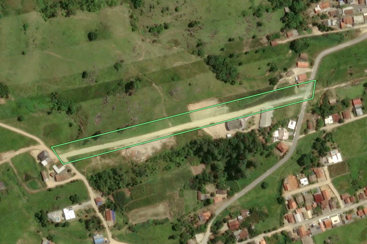 Imagem de satélite do imóvel rural em Gravatal (SC), com o contorno declarado no CAR desenhado por cima.