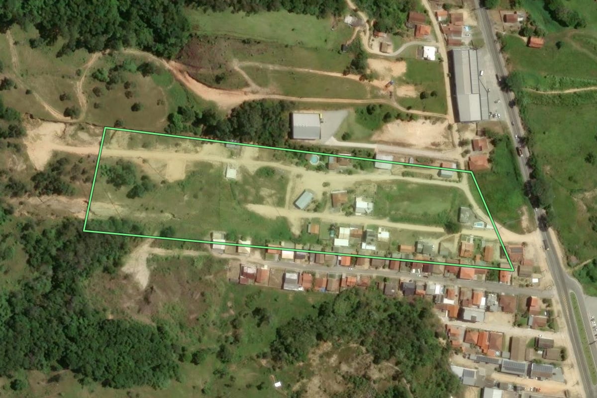 Imagem de satélite do imóvel rural em Gravatal (SC), com o contorno declarado no CAR desenhado por cima.