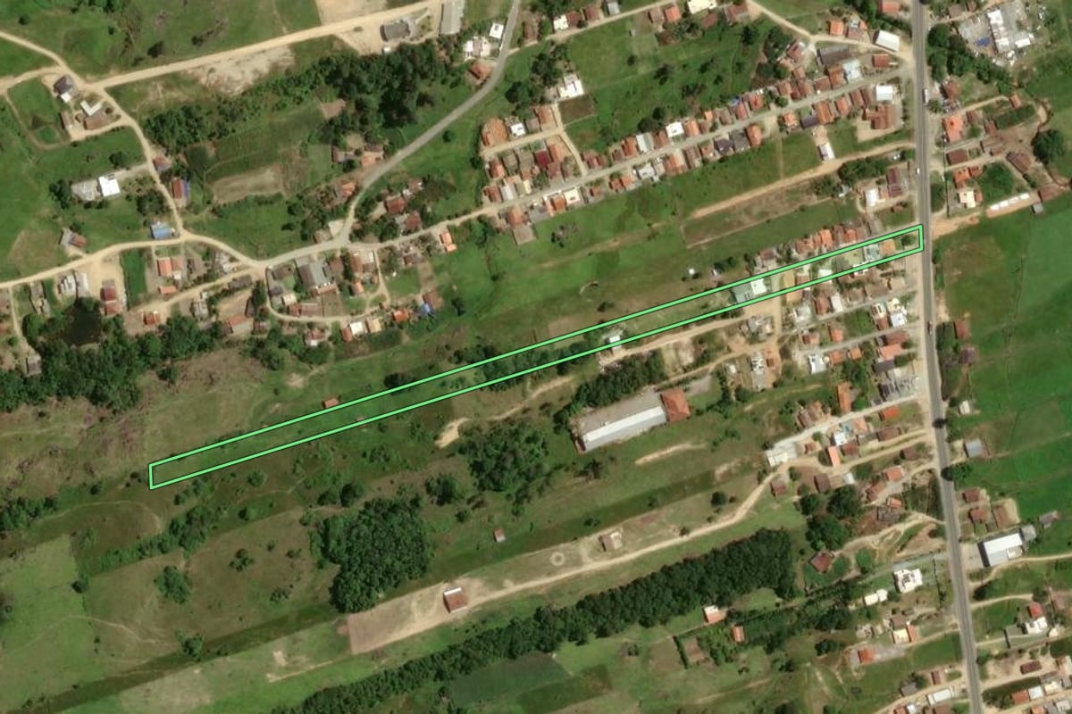 Imagem de satélite do imóvel rural em Gravatal (SC), com o contorno declarado no CAR desenhado por cima.