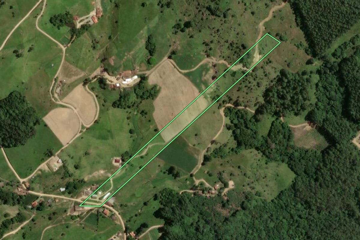 Imagem de satélite do imóvel rural em Gravatal (SC), com o contorno declarado no CAR desenhado por cima.