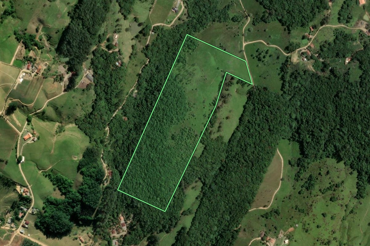 Imagem de satélite do imóvel rural em Gravatal (SC), com o contorno declarado no CAR desenhado por cima.