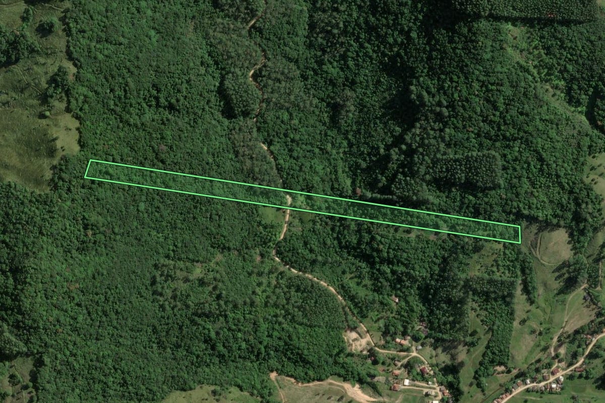 Imagem de satélite do imóvel rural em Gravatal (SC), com o contorno declarado no CAR desenhado por cima.