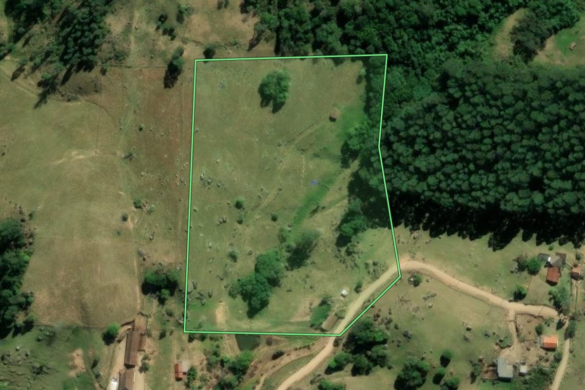 Imagem de satélite do imóvel rural em Gravatal (SC), com o contorno declarado no CAR desenhado por cima.