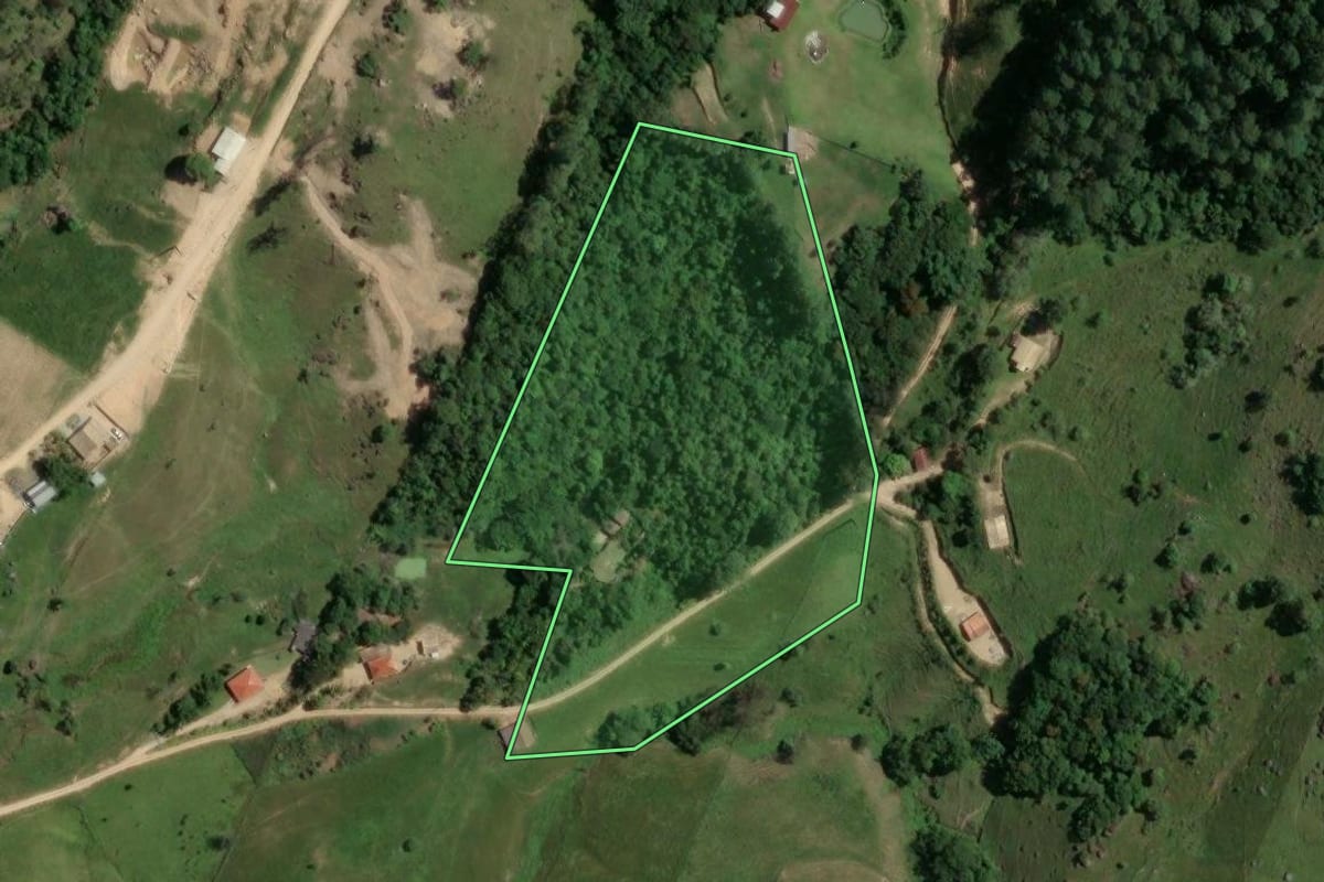 Imagem de satélite do imóvel rural em Gravatal (SC), com o contorno declarado no CAR desenhado por cima.