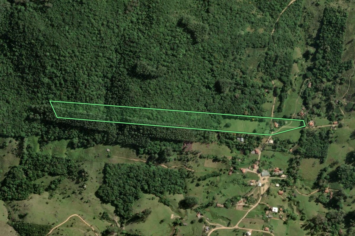 Imagem de satélite do imóvel rural em Gravatal (SC), com o contorno declarado no CAR desenhado por cima.