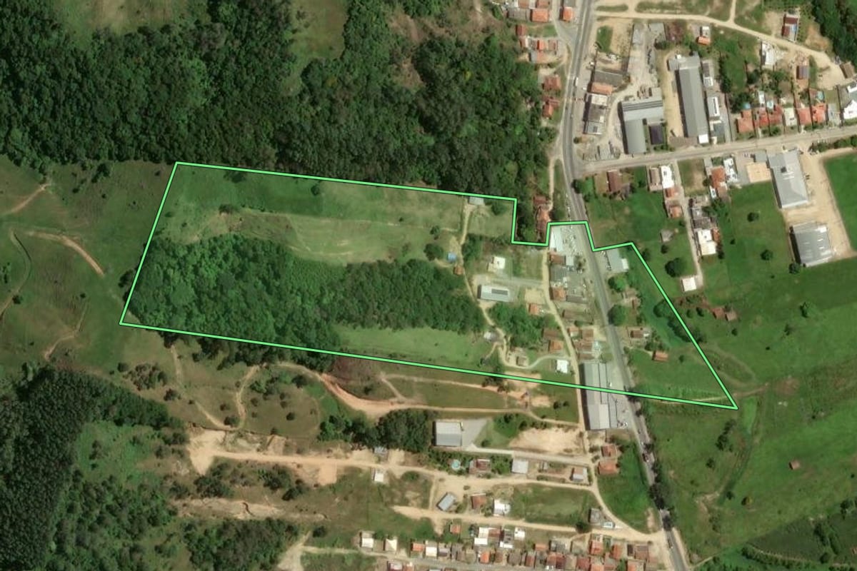 Imagem de satélite do imóvel rural em Gravatal (SC), com o contorno declarado no CAR desenhado por cima.