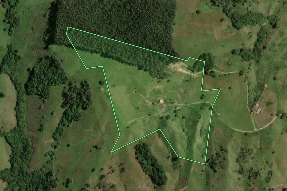 Imagem de satélite do imóvel rural em Gravatal (SC), com o contorno declarado no CAR desenhado por cima.