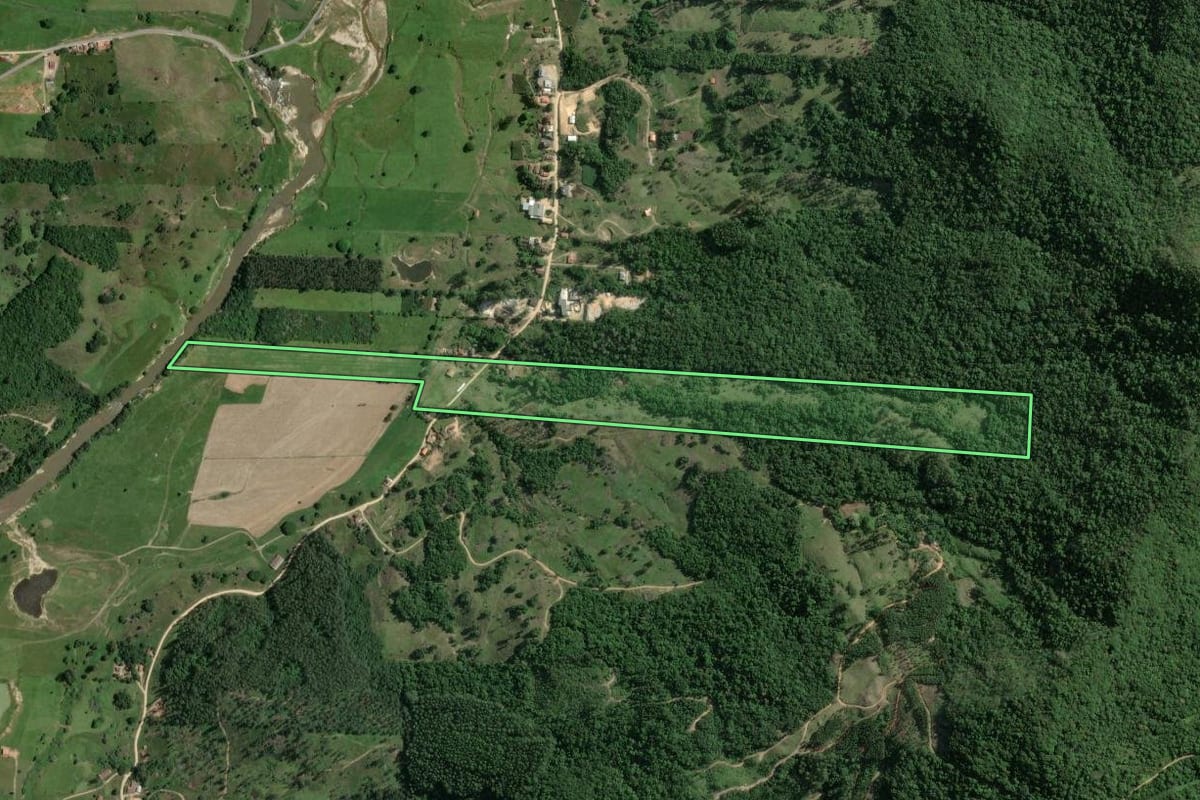 Imagem de satélite do imóvel rural em Gravatal (SC), com o contorno declarado no CAR desenhado por cima.