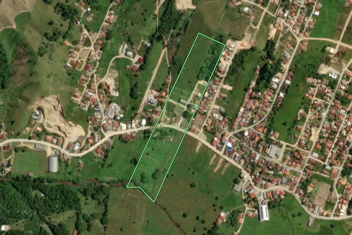 Imagem de satélite do imóvel rural em Gravatal (SC), com o contorno declarado no CAR desenhado por cima.