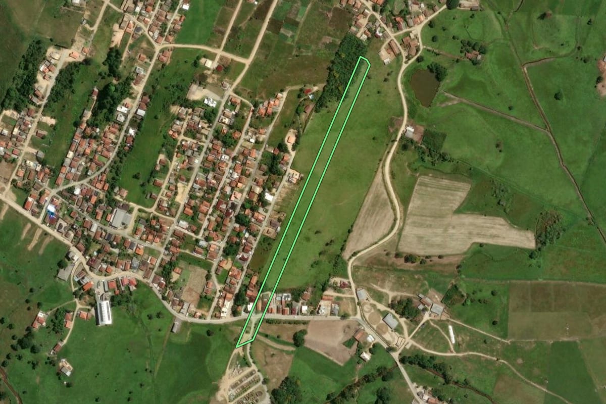 Imagem de satélite do imóvel rural em Gravatal (SC), com o contorno declarado no CAR desenhado por cima.