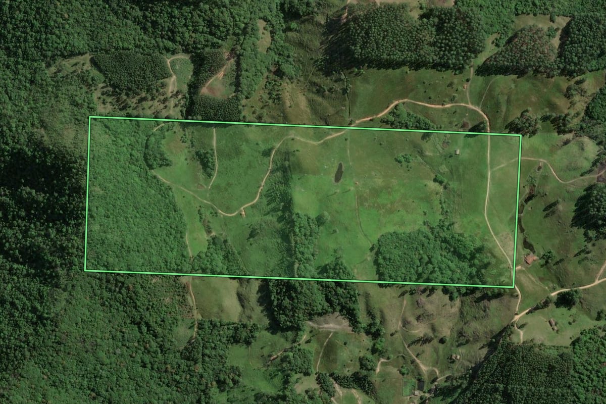 Imagem de satélite do imóvel rural em Gravatal (SC), com o contorno declarado no CAR desenhado por cima.