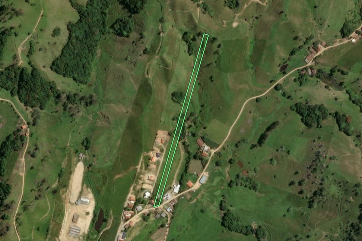 Imagem de satélite do imóvel rural em Gravatal (SC), com o contorno declarado no CAR desenhado por cima.