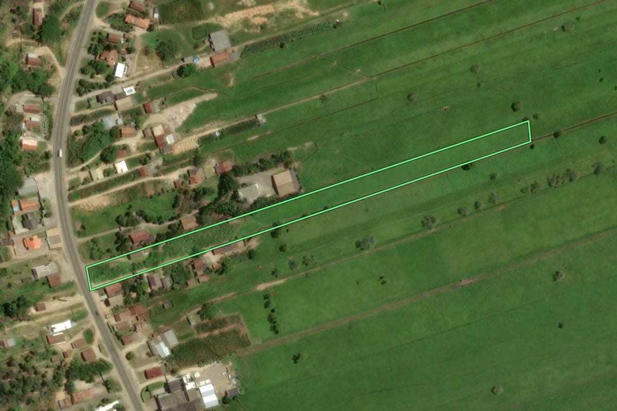 Imagem de satélite do imóvel rural em Gravatal (SC), com o contorno declarado no CAR desenhado por cima.