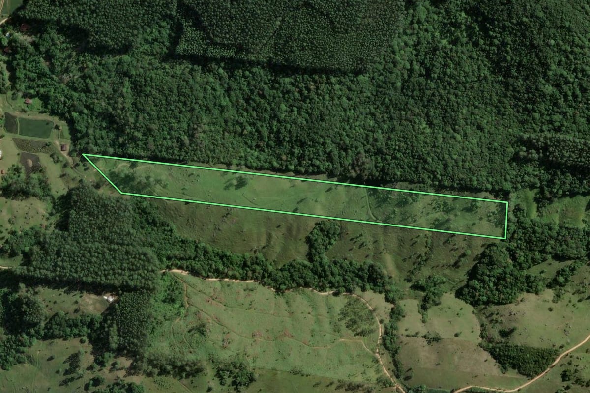 Imagem de satélite do imóvel rural em Gravatal (SC), com o contorno declarado no CAR desenhado por cima.