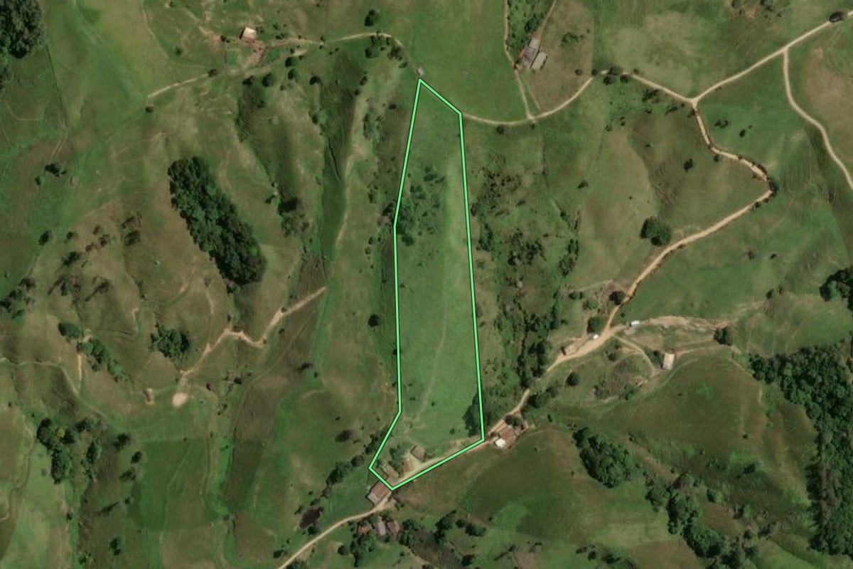 Imagem de satélite do imóvel rural em Gravatal (SC), com o contorno declarado no CAR desenhado por cima.