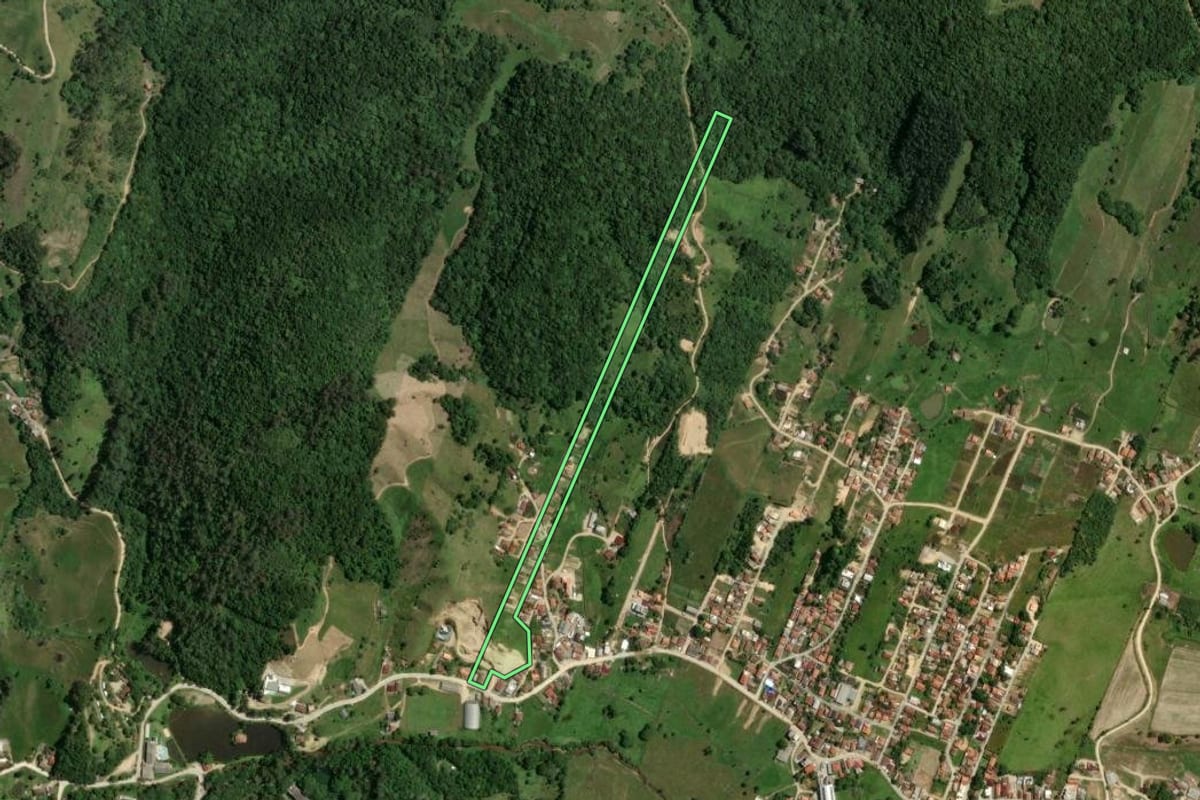 Imagem de satélite do imóvel rural em Gravatal (SC), com o contorno declarado no CAR desenhado por cima.