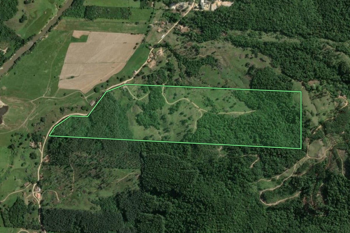 Imagem de satélite do imóvel rural em Gravatal (SC), com o contorno declarado no CAR desenhado por cima.