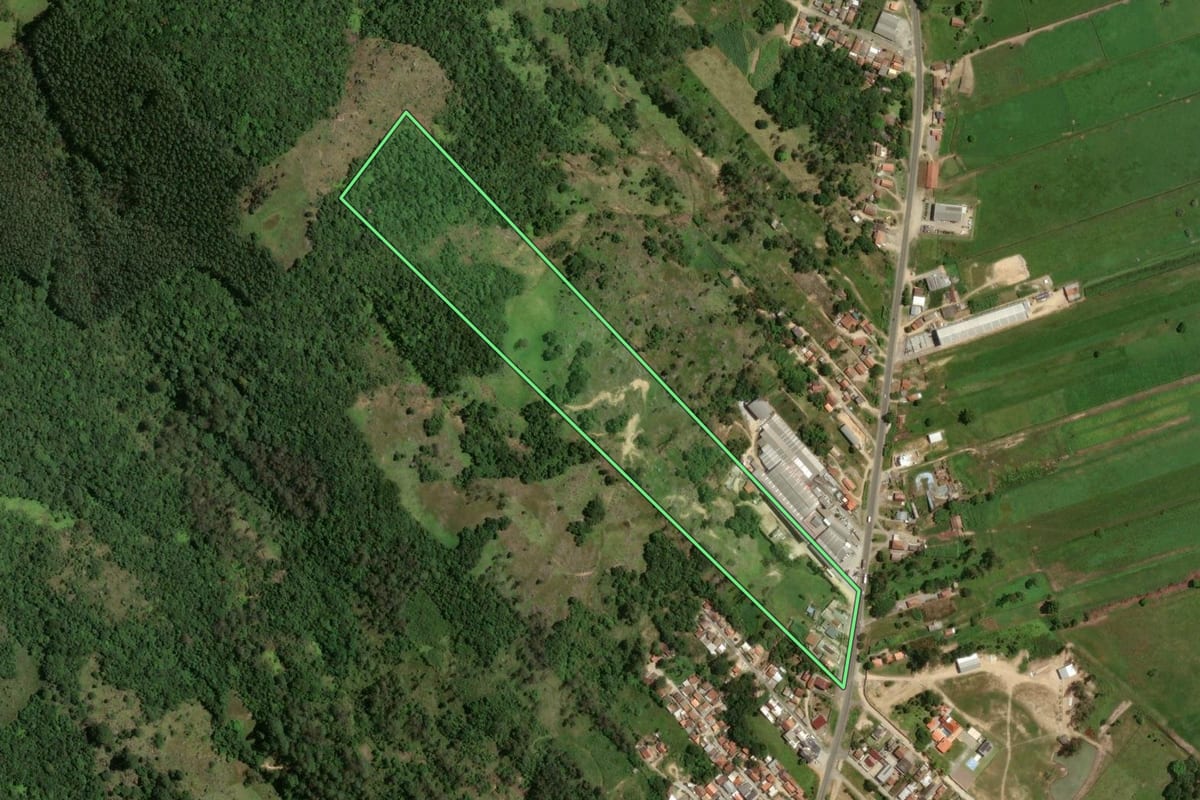 Imagem de satélite do imóvel rural em Gravatal (SC), com o contorno declarado no CAR desenhado por cima.