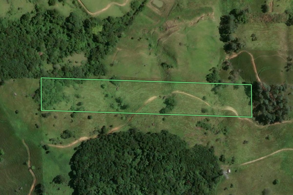 Imagem de satélite do imóvel rural em Gravatal (SC), com o contorno declarado no CAR desenhado por cima.