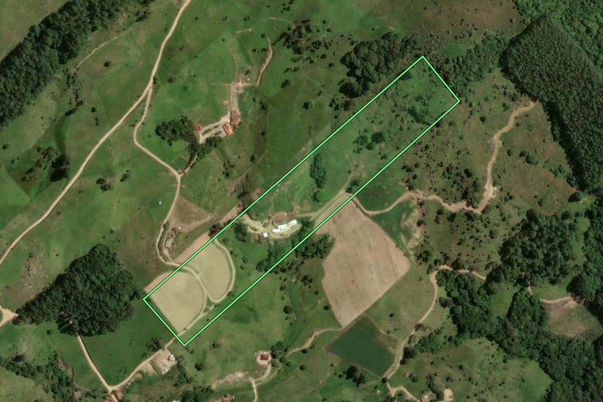 Imagem de satélite do imóvel rural em Gravatal (SC), com o contorno declarado no CAR desenhado por cima.