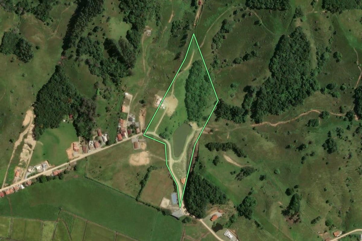 Imagem de satélite do imóvel rural em Gravatal (SC), com o contorno declarado no CAR desenhado por cima.