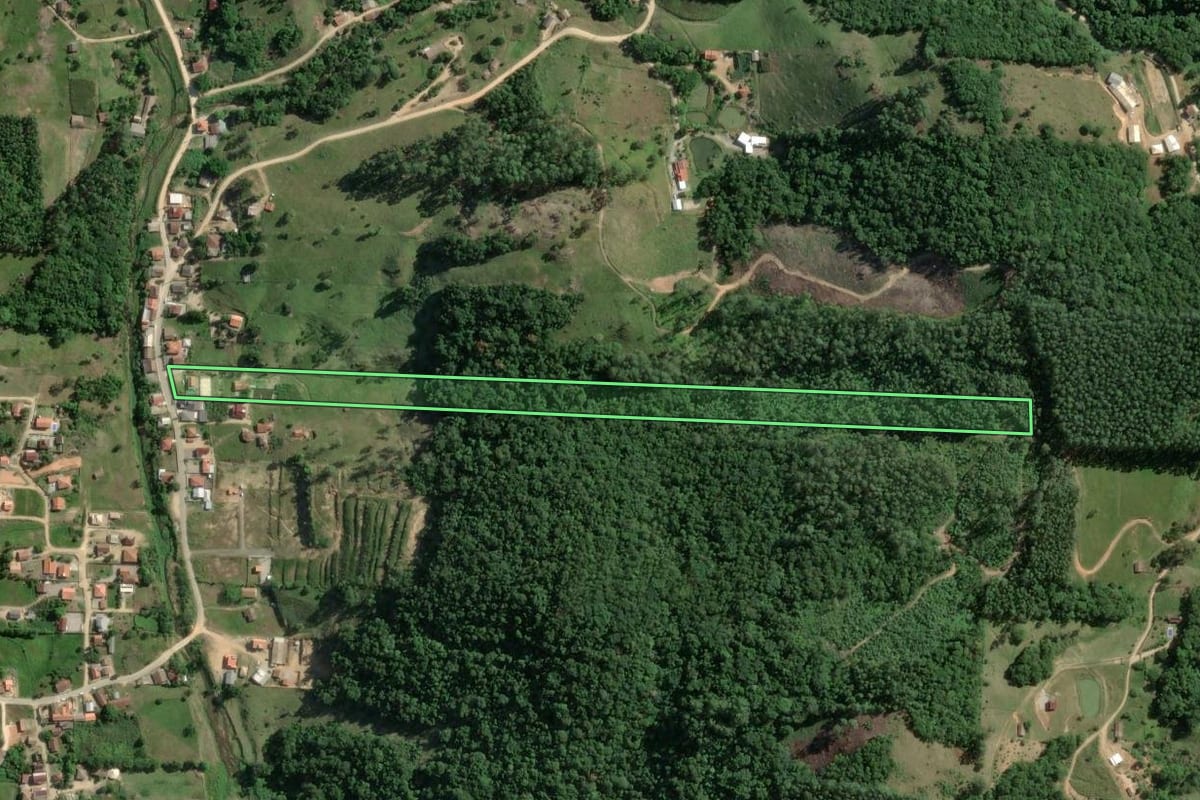 Imagem de satélite do imóvel rural em Gravatal (SC), com o contorno declarado no CAR desenhado por cima.
