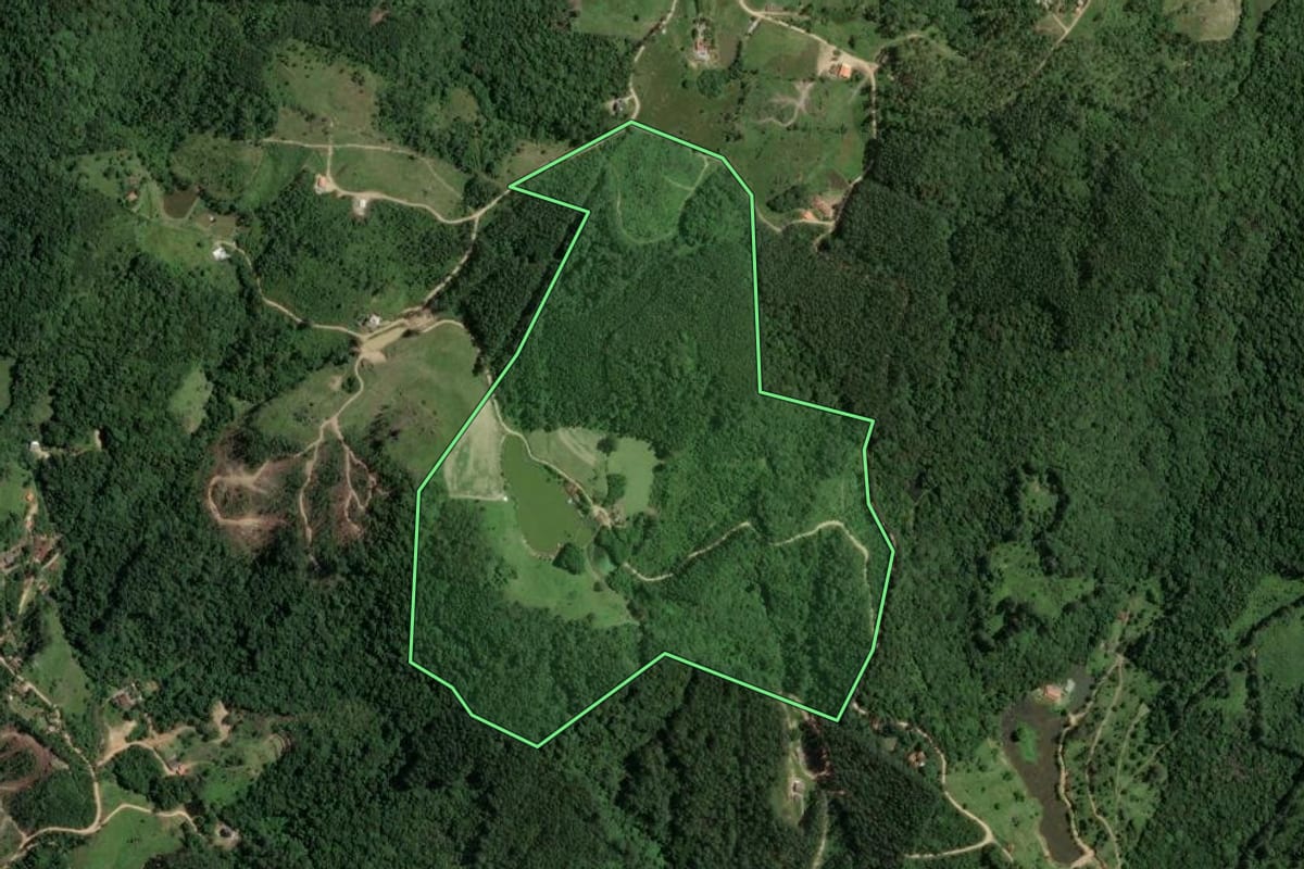 Imagem de satélite do imóvel rural em Gravatal (SC), com o contorno declarado no CAR desenhado por cima.