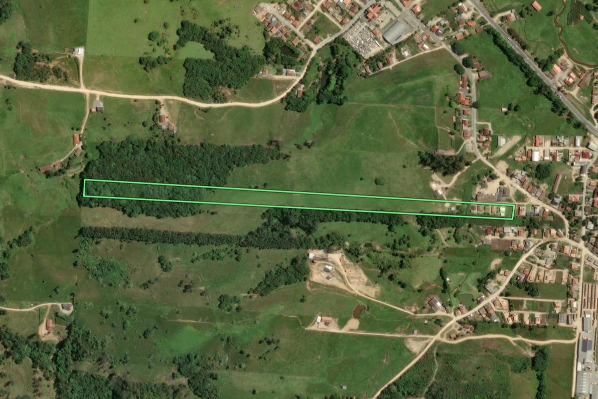 Imagem de satélite do imóvel rural em Gravatal (SC), com o contorno declarado no CAR desenhado por cima.