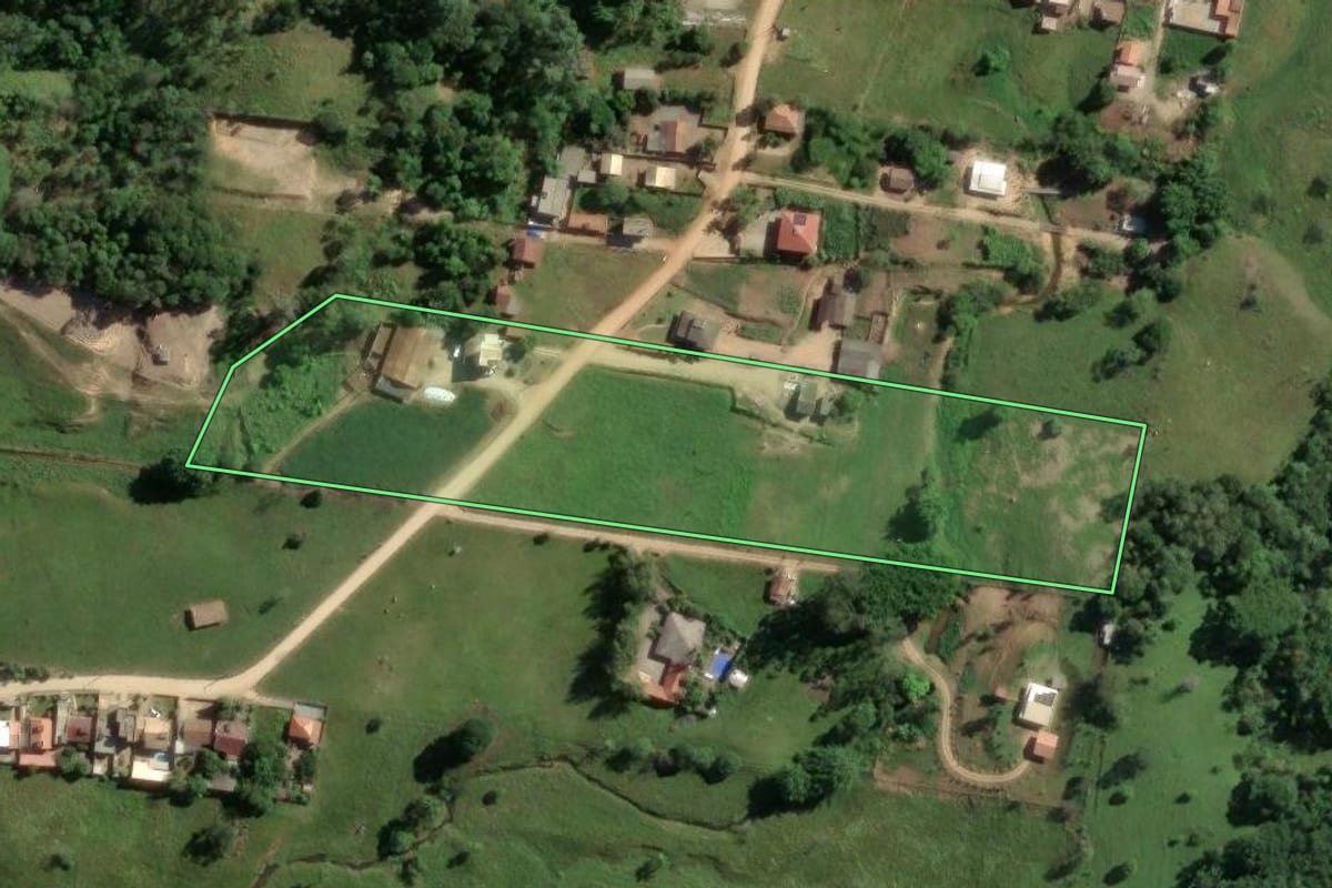 Imagem de satélite do imóvel rural em Gravatal (SC), com o contorno declarado no CAR desenhado por cima.