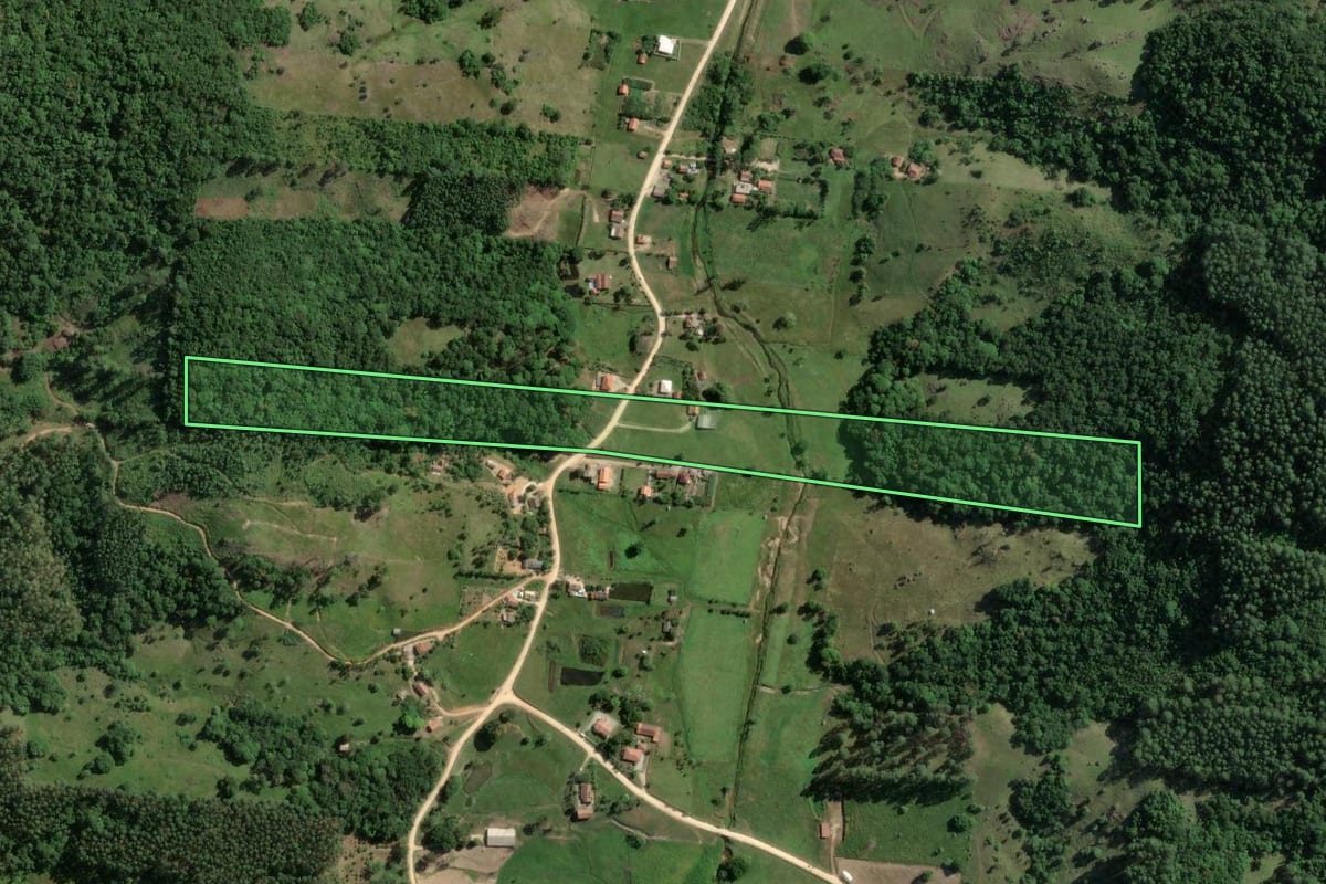 Imagem de satélite do imóvel rural em Gravatal (SC), com o contorno declarado no CAR desenhado por cima.