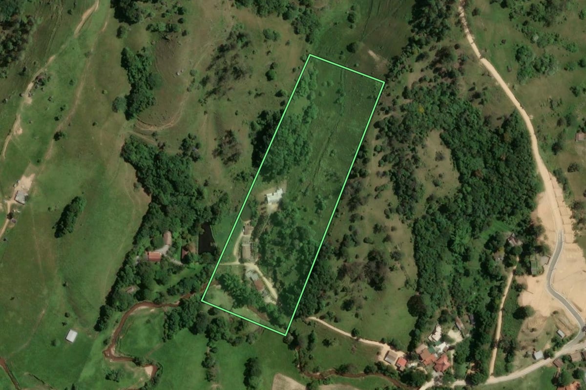 Imagem de satélite do imóvel rural em Gravatal (SC), com o contorno declarado no CAR desenhado por cima.
