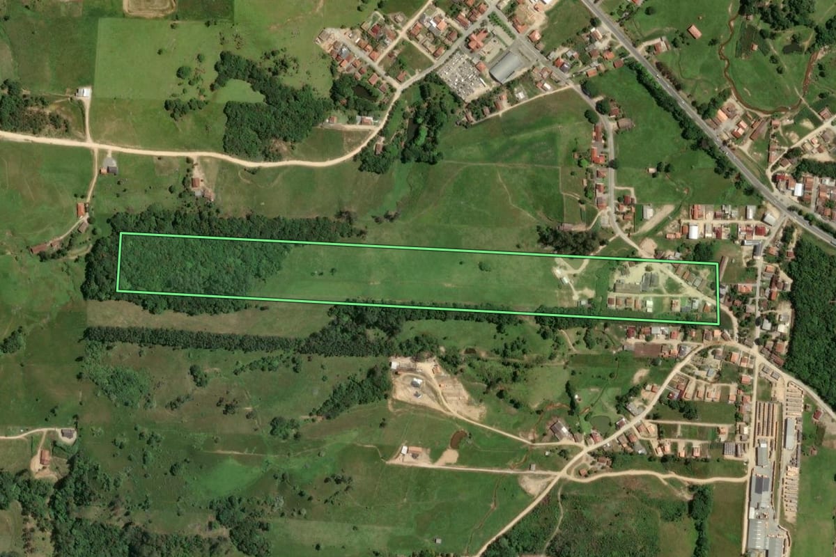 Imagem de satélite do imóvel rural em Gravatal (SC), com o contorno declarado no CAR desenhado por cima.