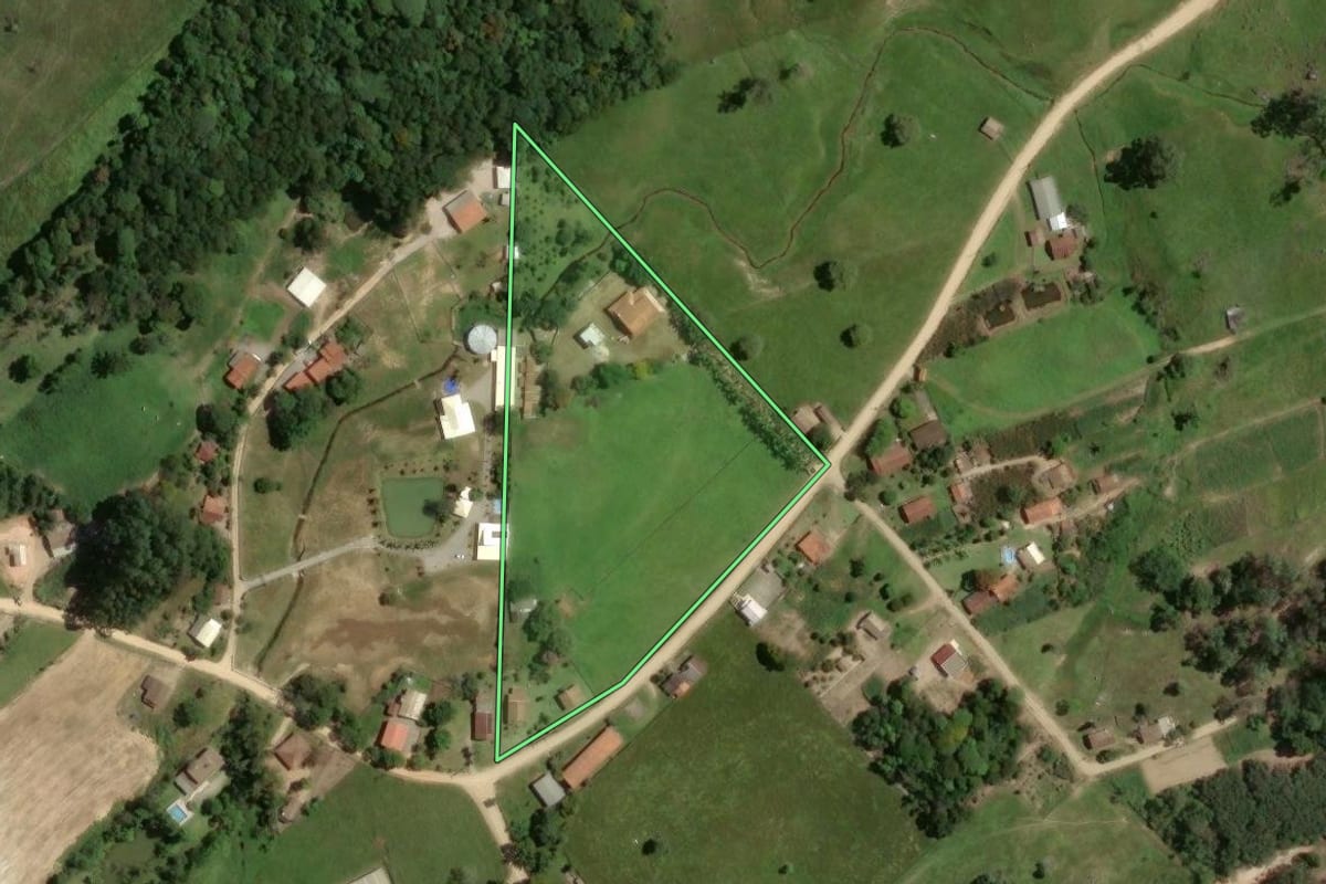 Imagem de satélite do imóvel rural em Gravatal (SC), com o contorno declarado no CAR desenhado por cima.