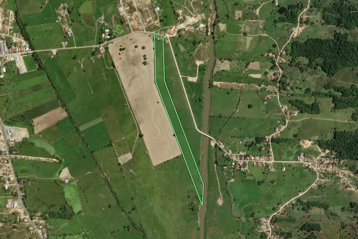 Imagem de satélite do imóvel rural em Gravatal (SC), com o contorno declarado no CAR desenhado por cima.