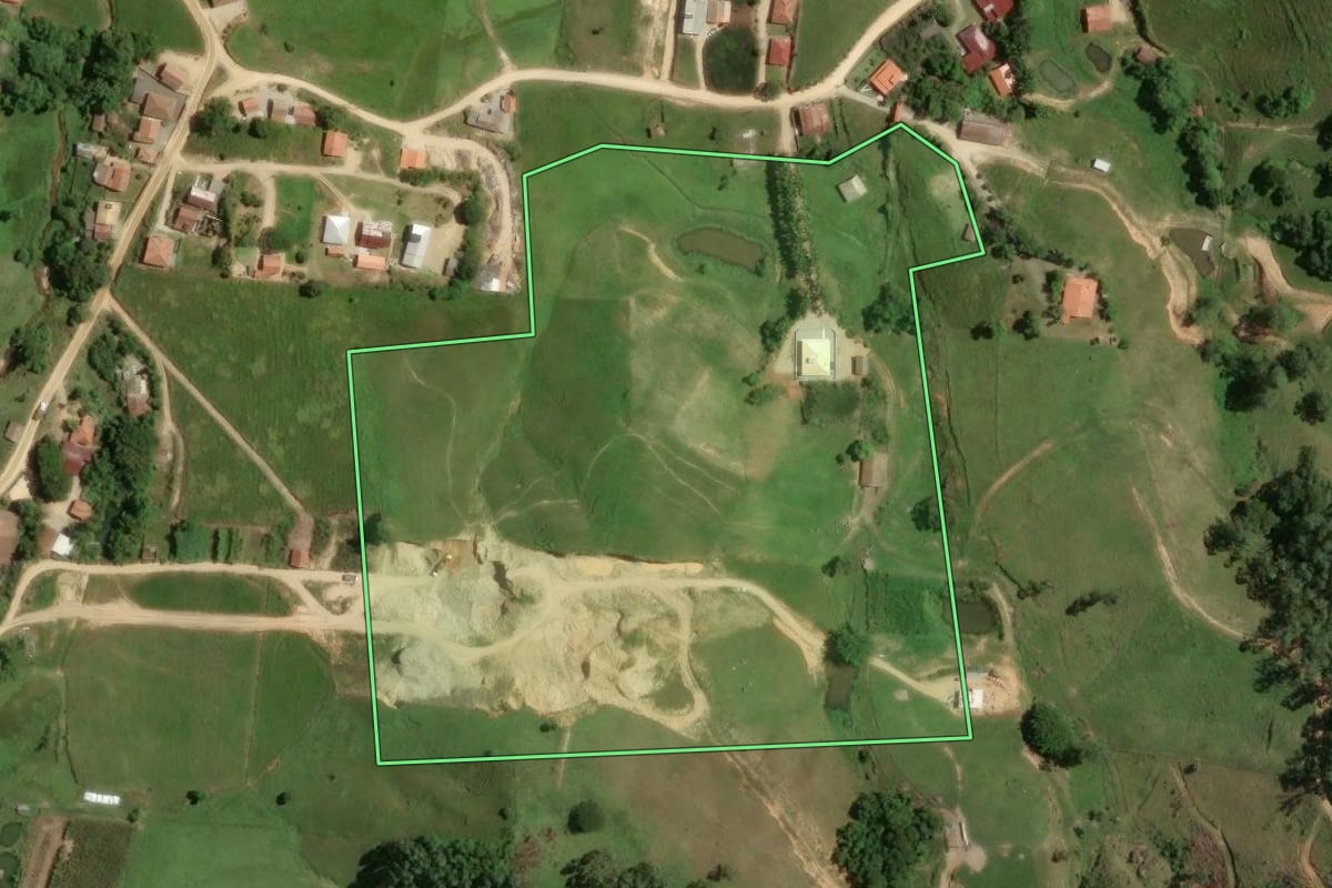 Imagem de satélite do imóvel rural em Gravatal (SC), com o contorno declarado no CAR desenhado por cima.