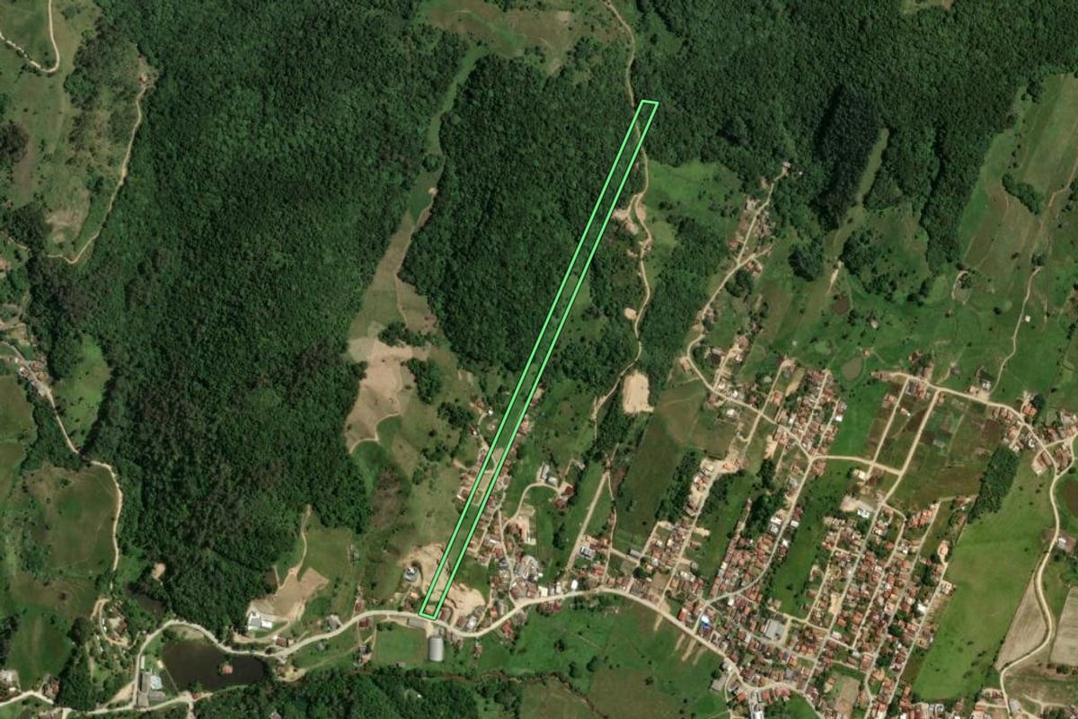 Imagem de satélite do imóvel rural em Gravatal (SC), com o contorno declarado no CAR desenhado por cima.