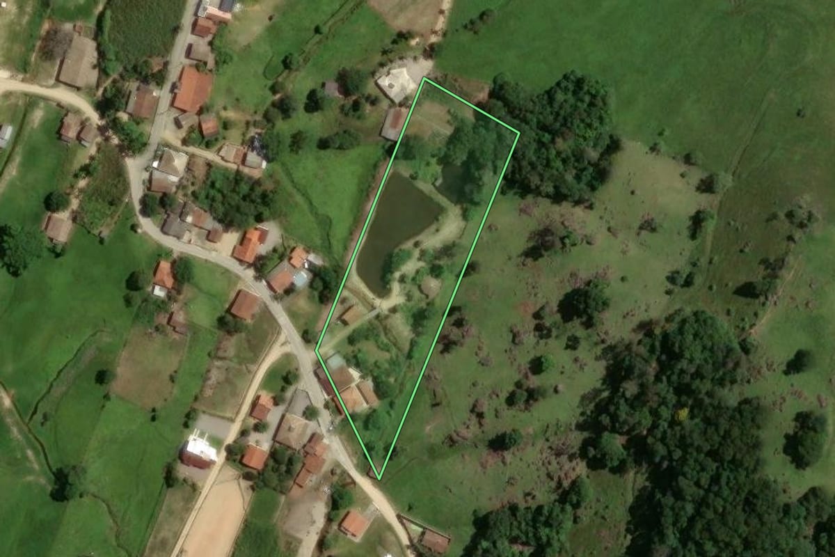 Imagem de satélite do imóvel rural em Gravatal (SC), com o contorno declarado no CAR desenhado por cima.