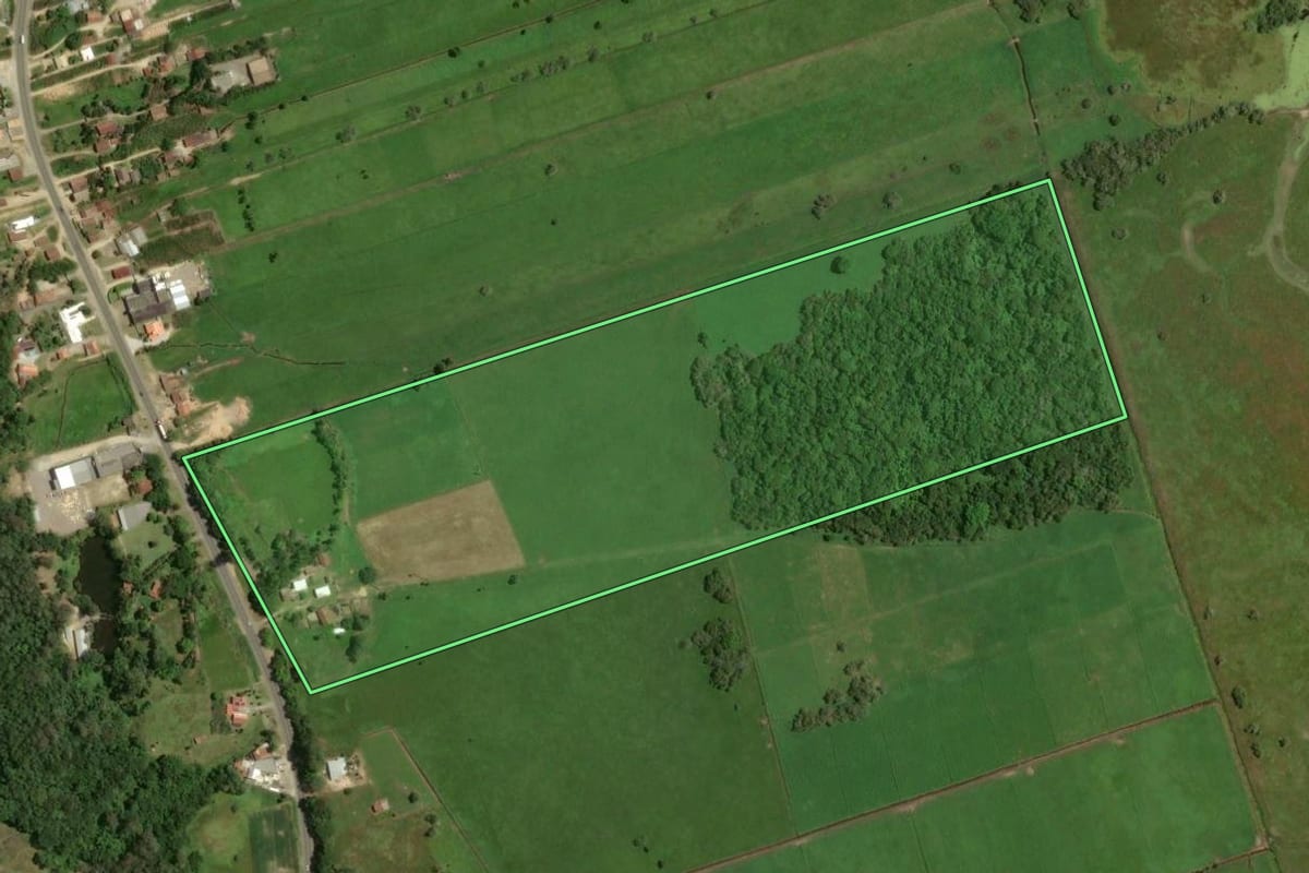 Imagem de satélite do imóvel rural em Gravatal (SC), com o contorno declarado no CAR desenhado por cima.